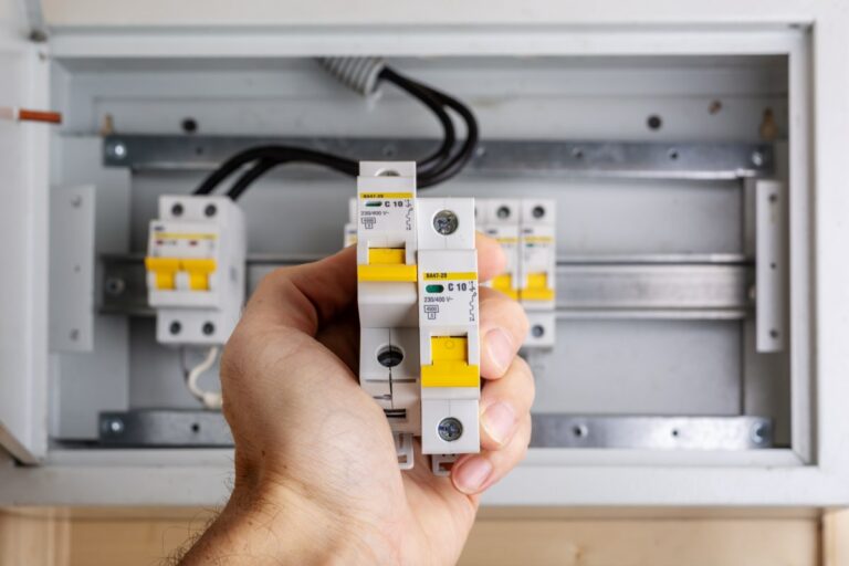 Disjoncteur qui saute : les causes et quand appeler un électricien