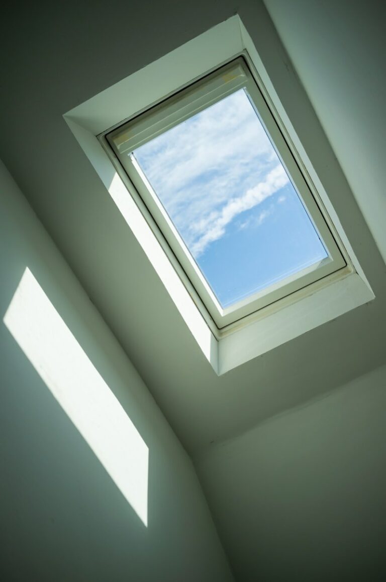 Fenêtre de toit : bien la choisir pour des combles lumineux