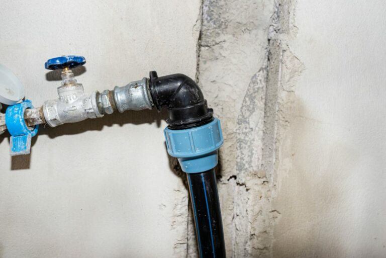 Fuite d'eau : que faire en attendant le plombier ?
