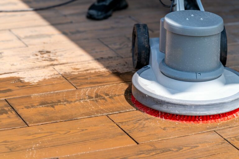 Parquet abîmé : comment lui redonner une seconde vie