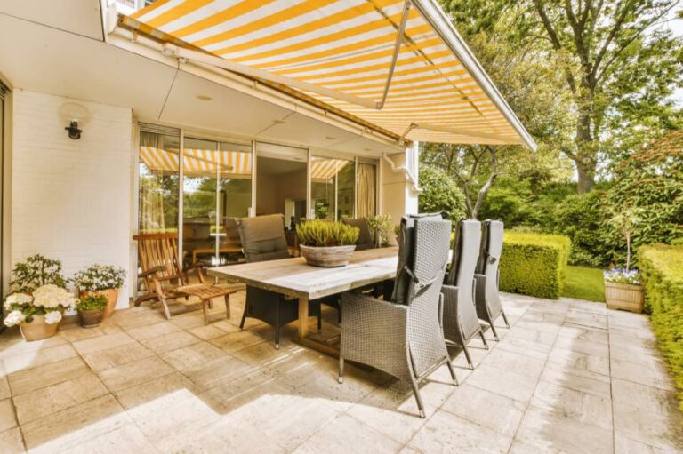 Store banne : bien le choisir pour profiter de sa terrasse